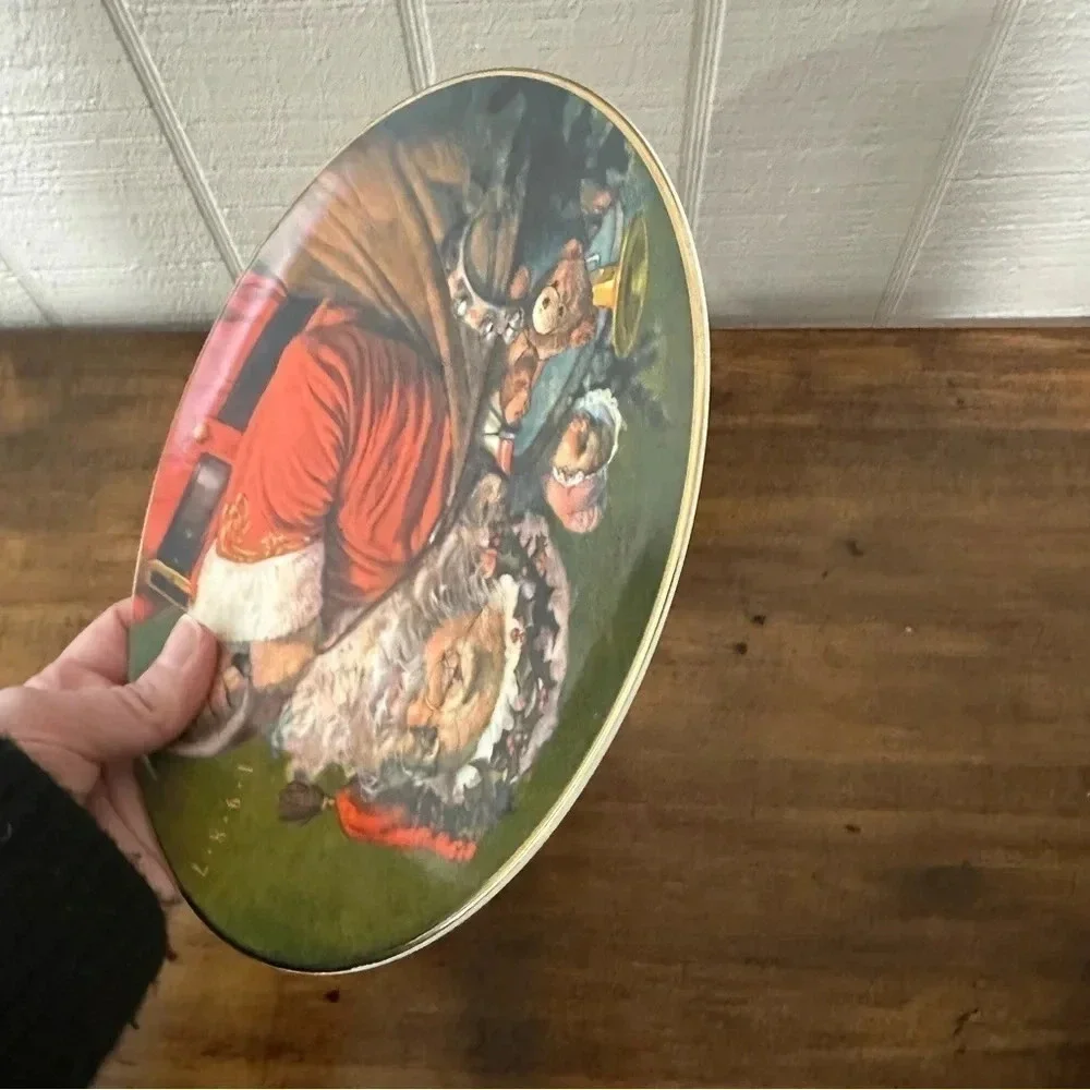 Avon The Magic That Santa Brings 1987 Gold Trimmed Vintage Decor Plate